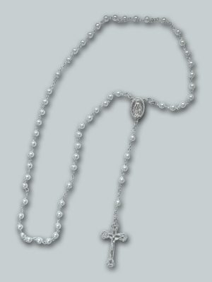 Chapelet blanc en perles de verre nacrées avec croix du Christ présenté dans une boîte décorative en forme de rose.